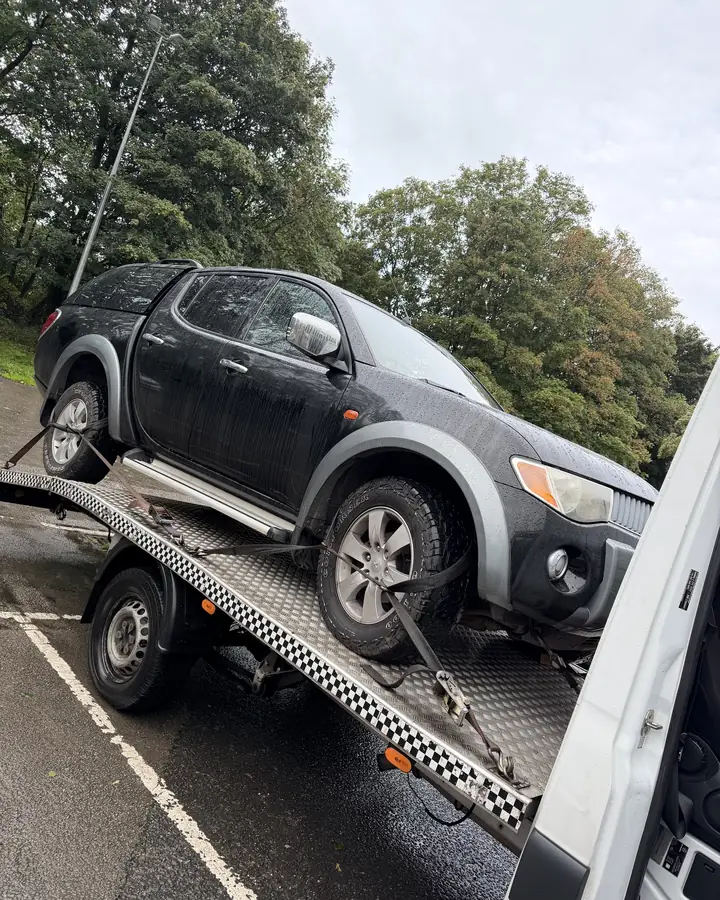 Mitsubishi L200 pickup strapped on the chequer-plate bed